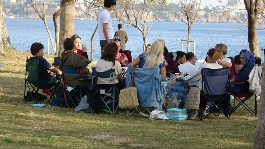 Antalya’da Kasım Sürprizi: 27 Derecede Sahiller Dolup Taştı! 6